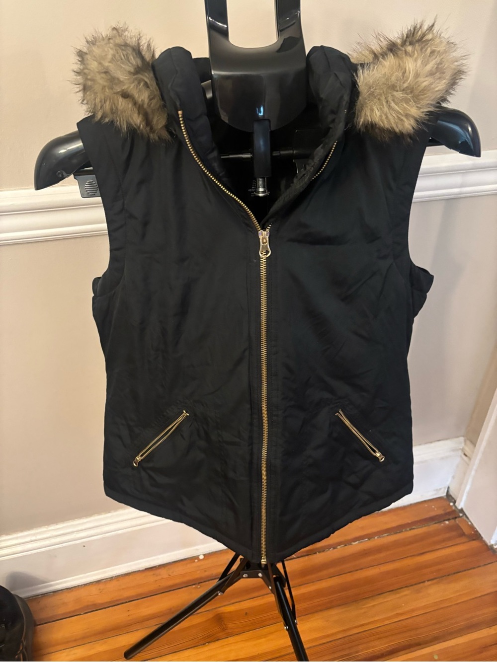 GAP Women’s Black Quilted Puffer Vest with Faux Fur Trim